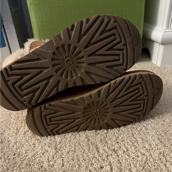 UGG Chestnut Bailey Button II Boots - Picture 3 of 3